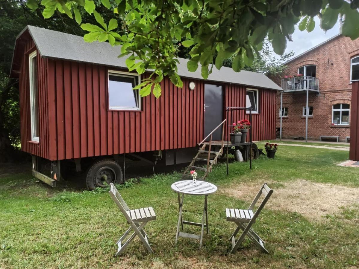 Hotel Schaeferwagen Auf Dem Biogut-Saalkow Gustow  Esterno foto